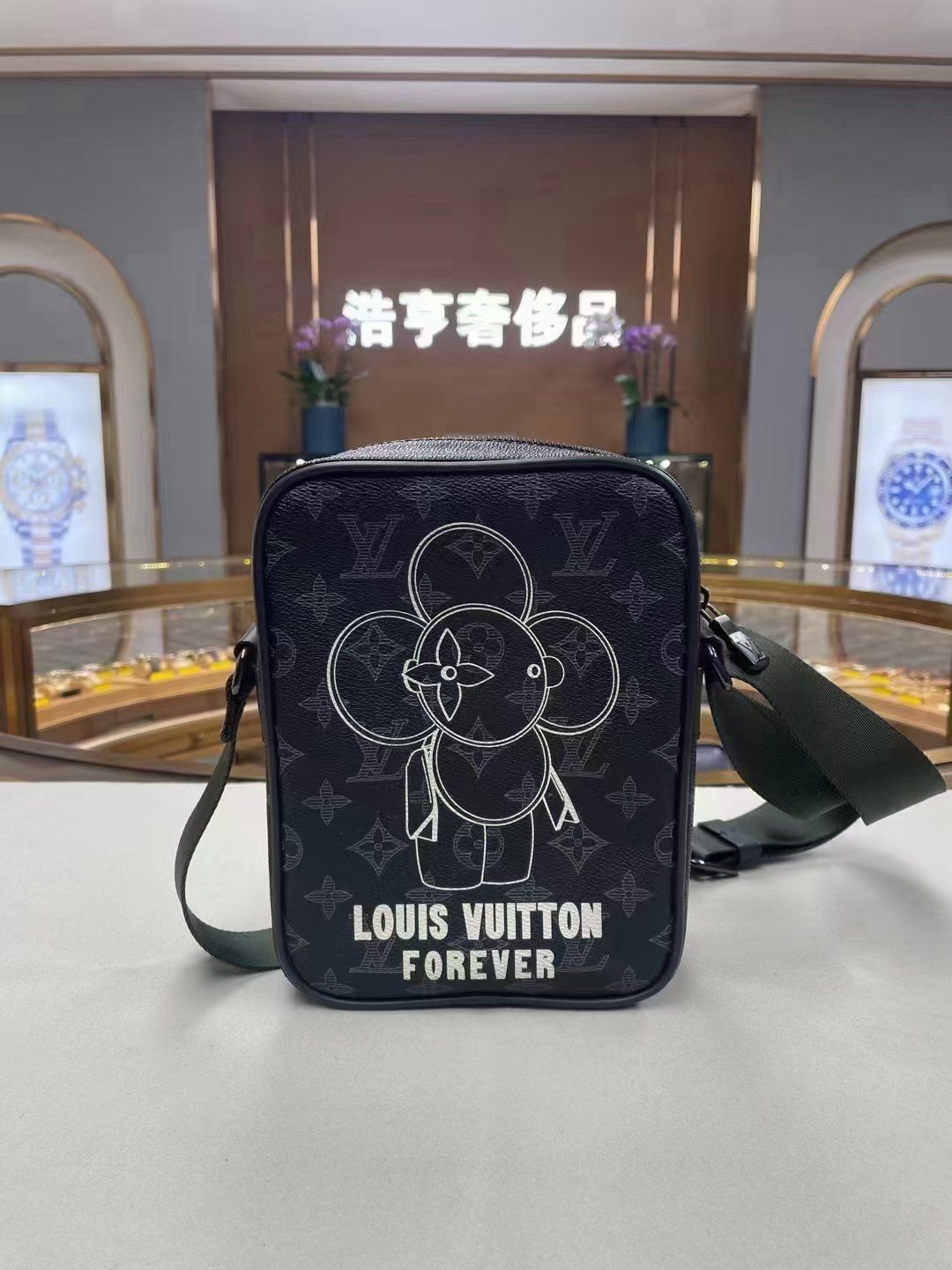 lv路易威登男士限量款太阳花系列斜挎包