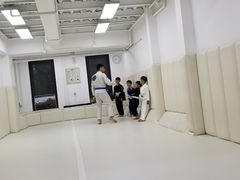 -菠萝格斗巴西柔术训练馆