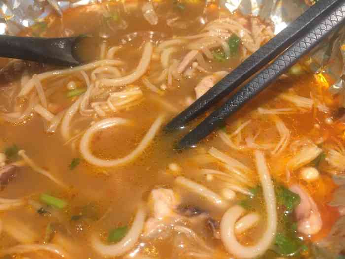 打分    /人 路过,锡纸鱿鱼米线,好吃.