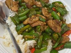 辣椒炒肉盖浇饭-弄堂咪道-饭香·面香·馄饨香(汇锦广场店)