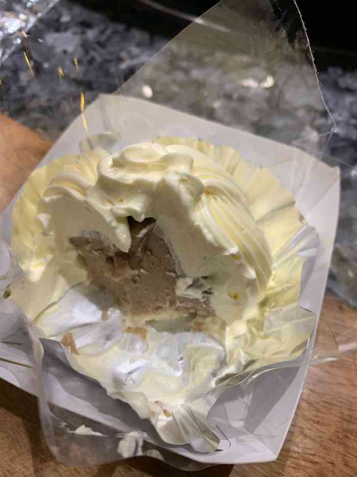 打分 买的白脱栗子蛋糕,外面奶油有点儿腻,里面栗子蛋糕非常好吃.