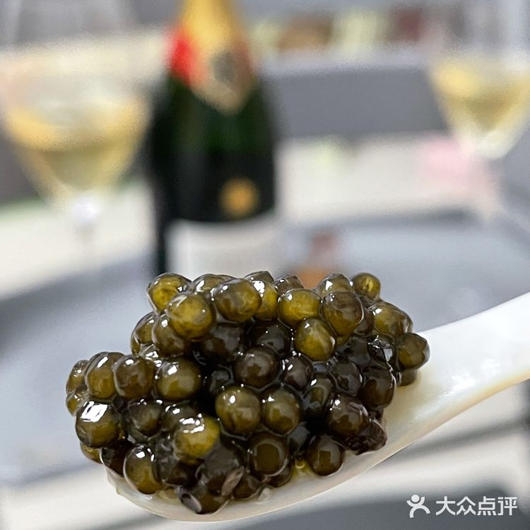 宵夜这么吃不会胖，香槟就鱼子酱