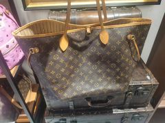 -小飞侠奢侈品回收 寄卖 养护(宝山宝龙广场店)