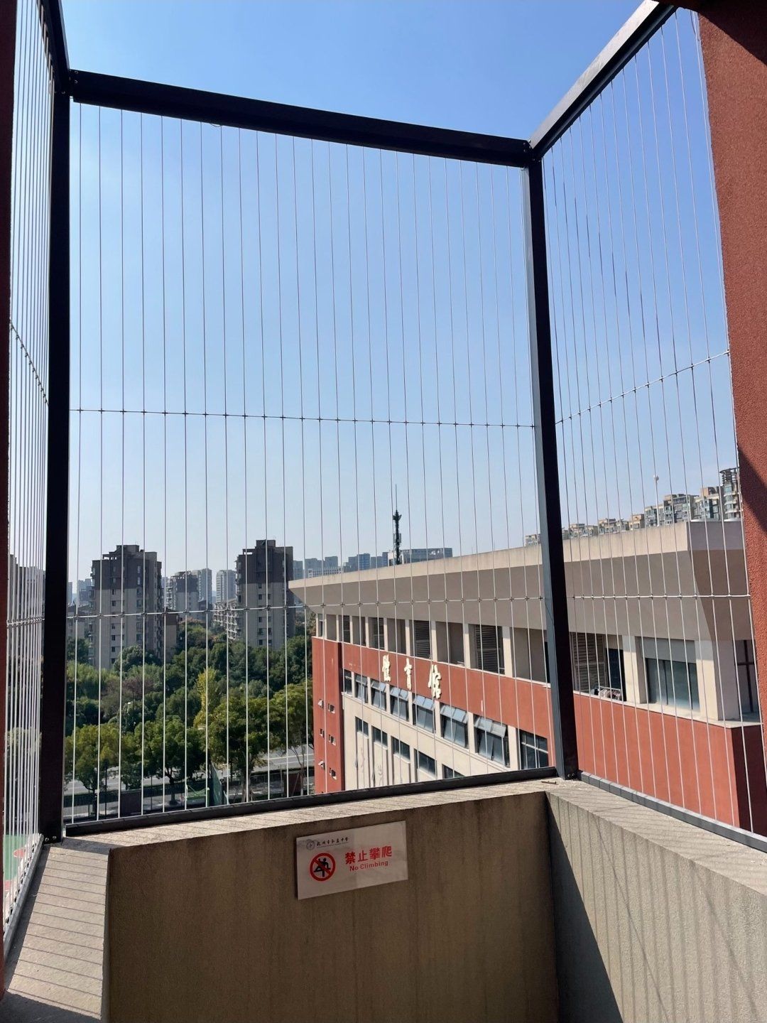 学校顶楼儿童隐形防护网,真的很实用哦!