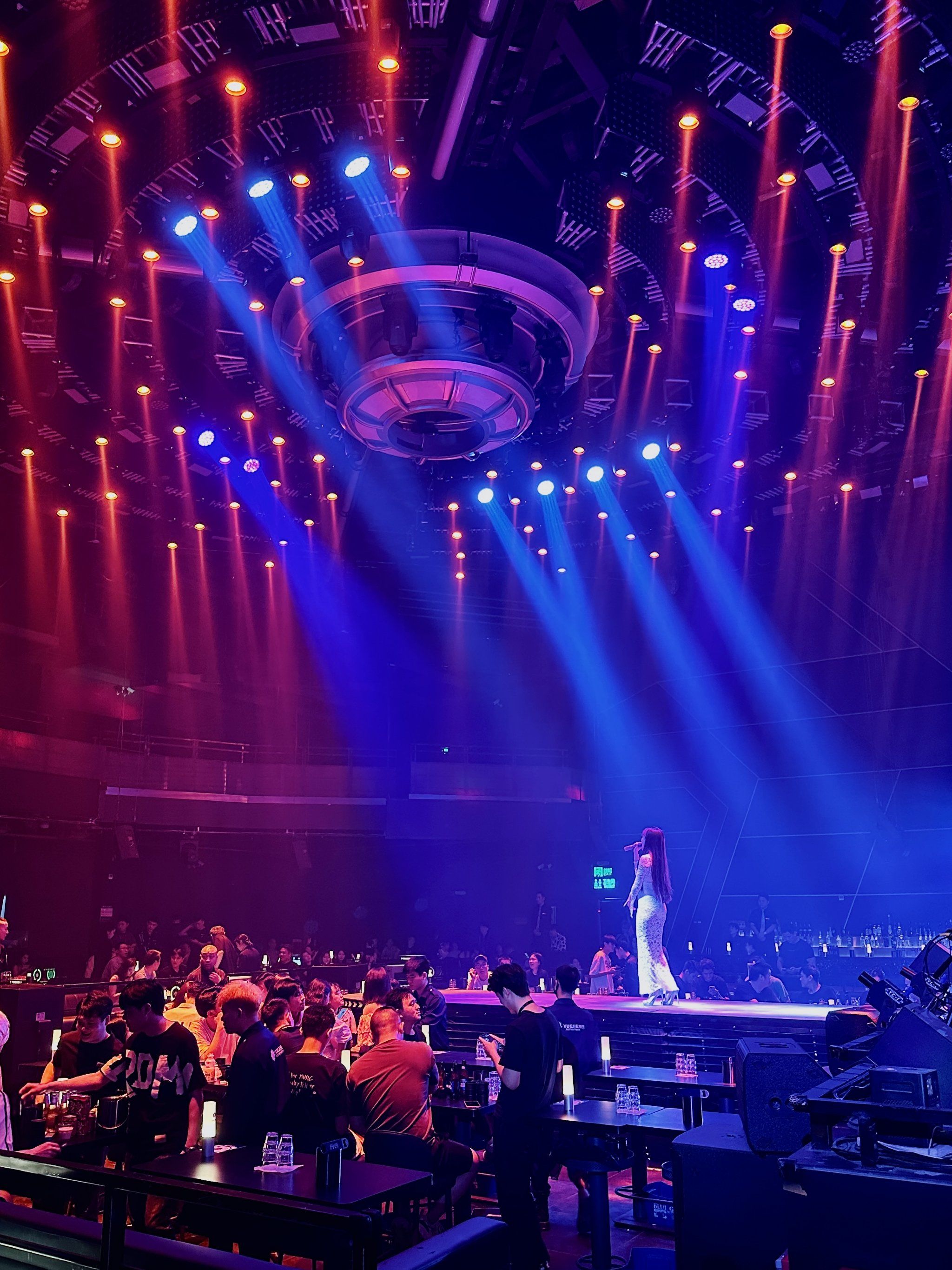 这家酒吧灯光音响相当炸裂