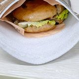 贝果要了肉桂的。感觉美团外卖比堂食便宜啊