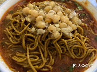 错过了下汉源县城的高速出口，走到了九襄，这条街有三家