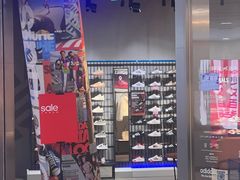 -阿迪达斯(来福士广场运动休闲集合店)