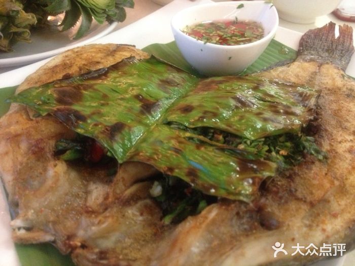 蜜桃餐厅(朝阳大悦城店)香茅草烤罗非鱼图片