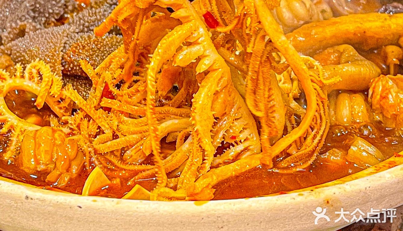 这朴实的牛杂煲肉都堆出来了…广州人这么能吃辣的吗⁉️  