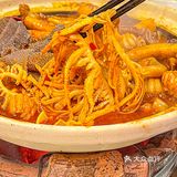 这朴实的牛杂煲肉都堆出来了…广州人这么能吃辣的吗⁉️  