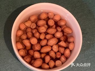 1.适量花生米用清水洗干净 2.冷锅倒入少许油