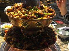 -沪小二炭火蛙锅(淮海中路美食不夜城店)