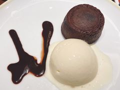 巧克力熔岩蛋糕配香草冰淇淋-萨莉亚意式餐厅(杭州滨江天街店)