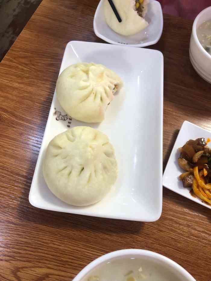 圆笼东坡肉包-"去名车坊修车然后没吃饭找到这家,叫东坡肉.