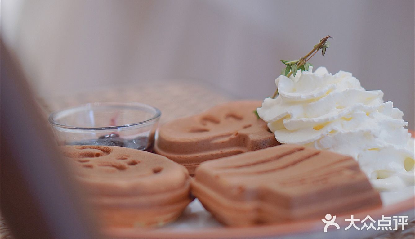 洞穴式纯白咖啡店｜滤镜我要的白是温柔的白