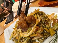 自制酸菜炒牛肉-宏记广东客家菜(丰汇店)