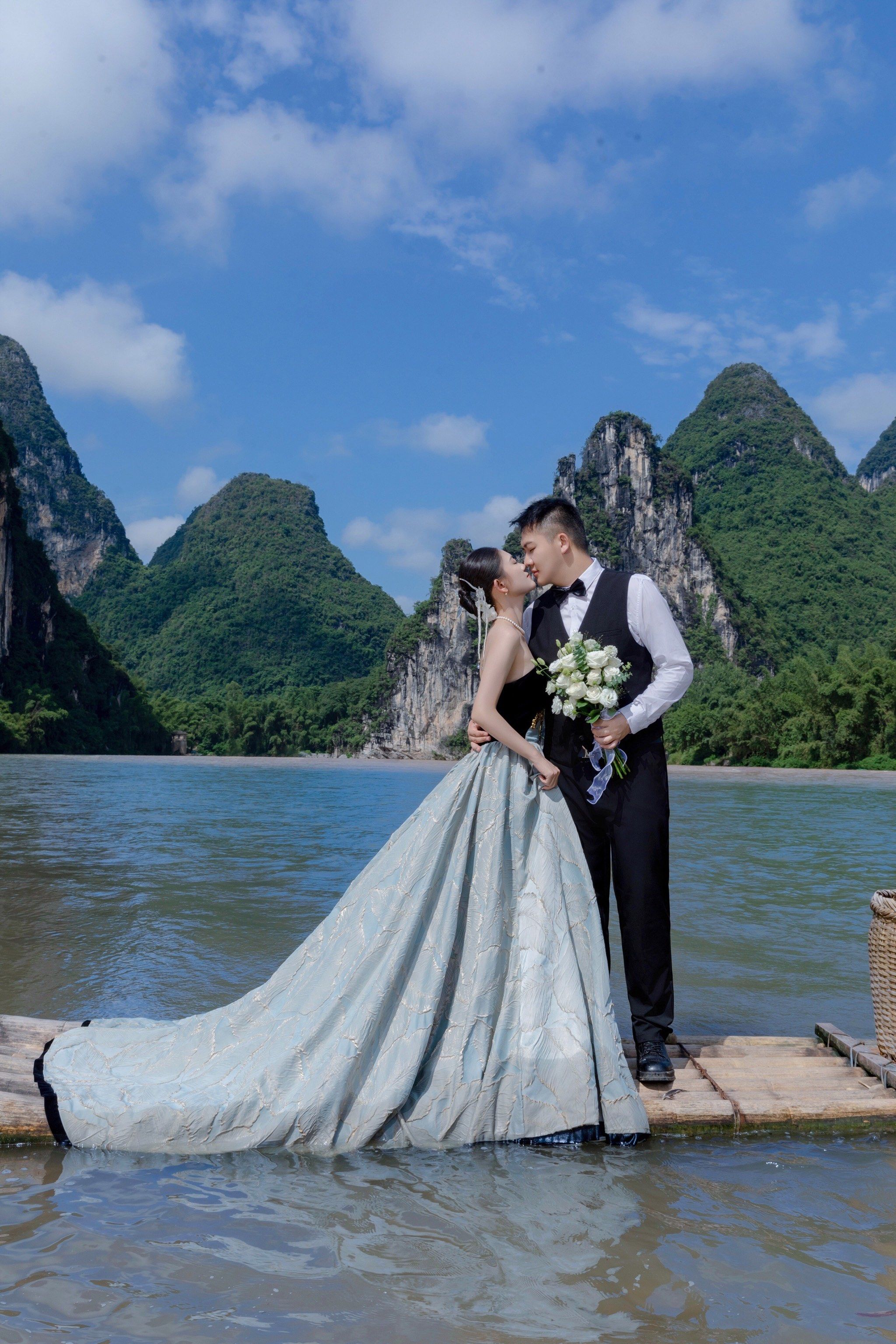来到桂林山水甲天下的桂林,当然要拍一组旅拍婚纱照了,摄影师幽默有趣