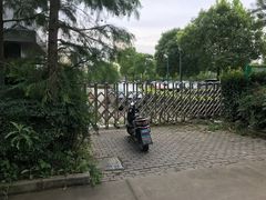-秀沿路地铁站停车场