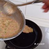 制作方法。先把鸡蛋打散加上面，把西葫芦擦成丝儿