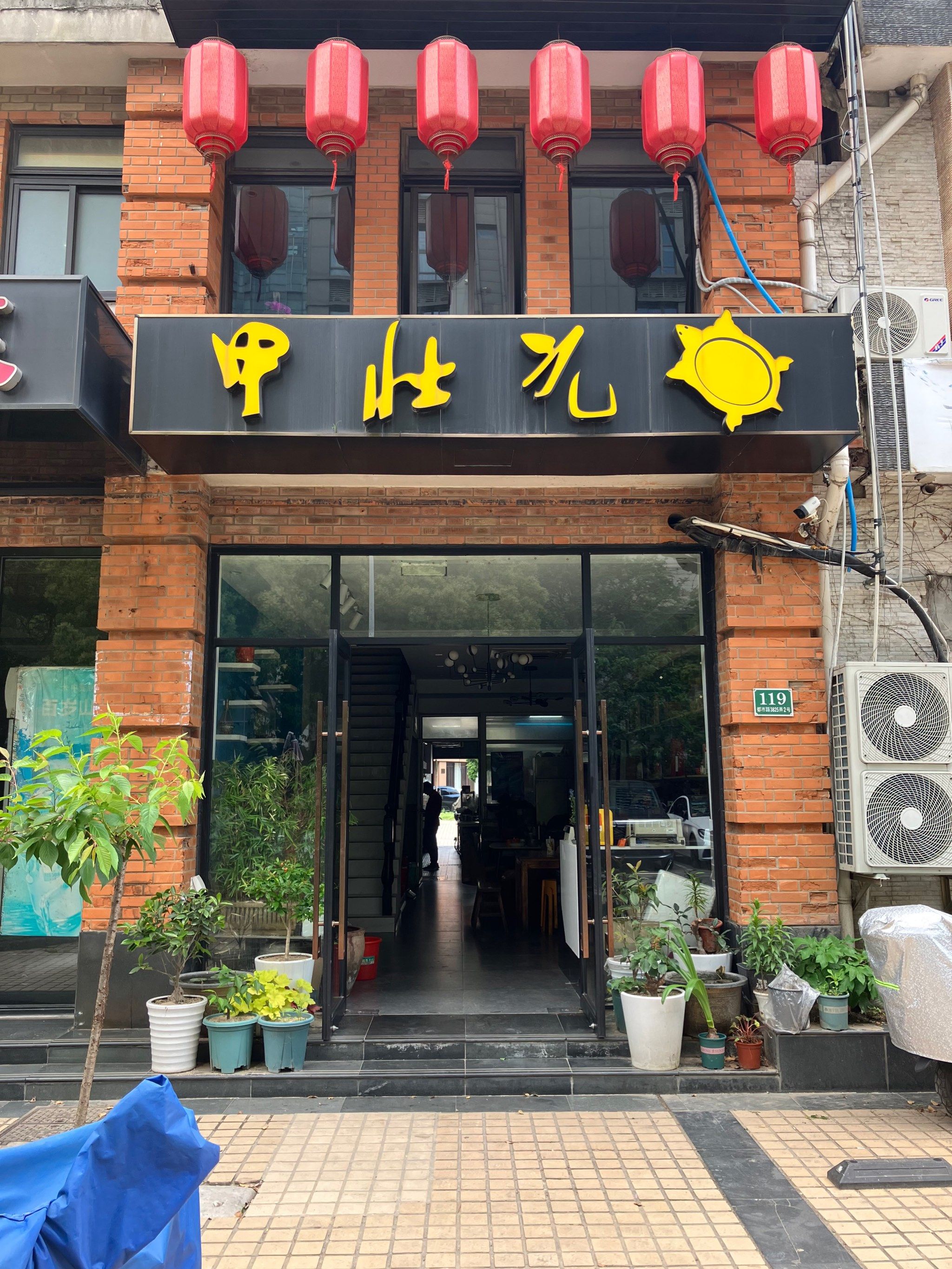 甲鱼锅2斤的甲鱼肉非常多,能明显感到甲鱼肉多