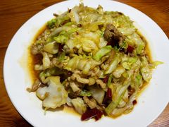 酸辣白菜炒肉-阿军排档·烧烤