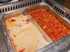 鸳鸯招牌麻辣锅拼金汤花胶锅-大隐·成都火锅Bistro(合生麒麟新天地店)