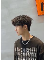-一家只做男发烫染的店