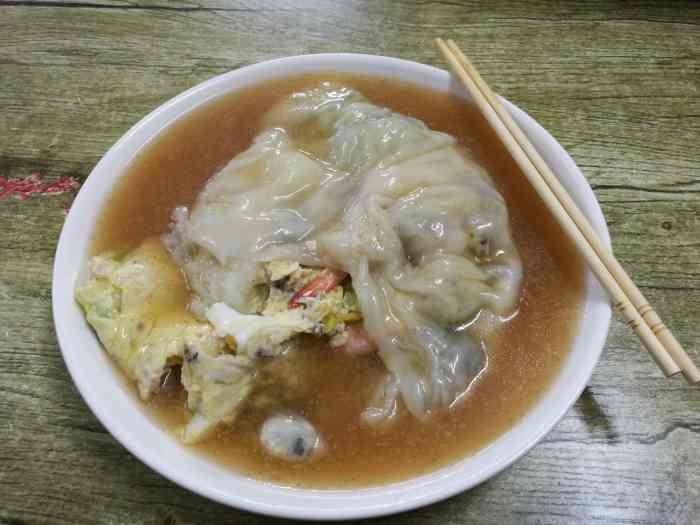 打分 味道不错,老板也很热情,街头大排档式的店面,肠粉很新鲜.