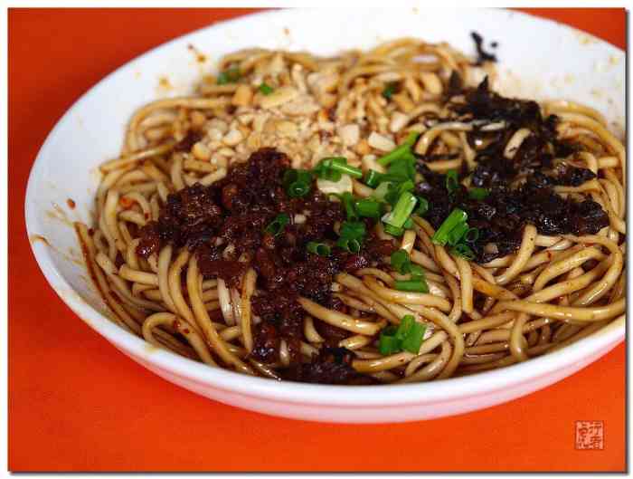 图片中为小碗份量面吃到后来会发现底部稍油但这是燃面的特色后来又打