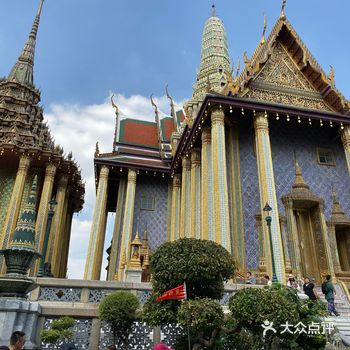 可以和我们的故宫媲美了，就是小了点！现在正处泰国的凉季