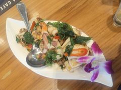 -Chom Cafe and Restaurant