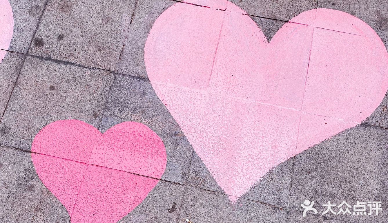 重庆洪崖洞浪漫警告爱心马路来了