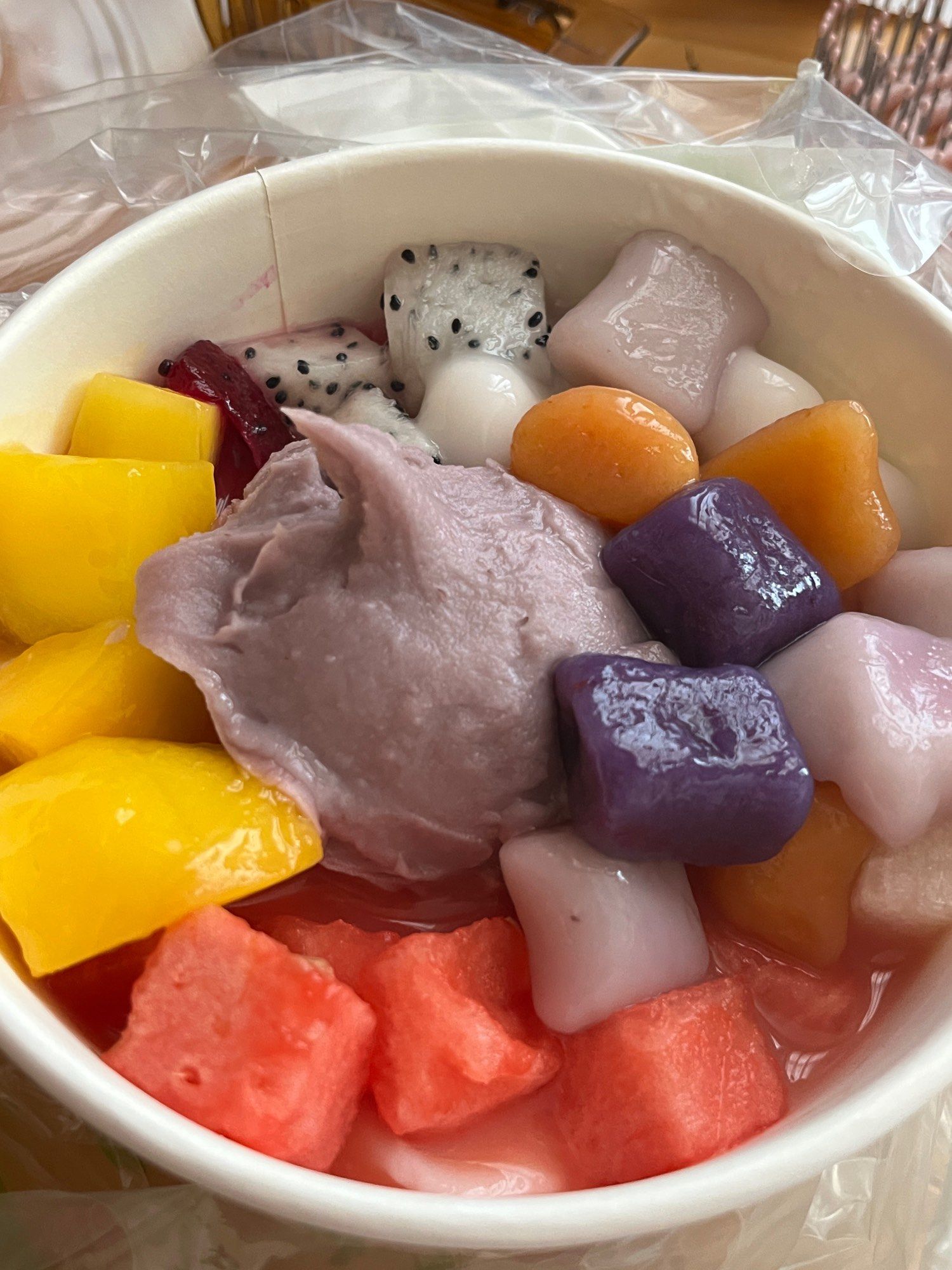 水果很大块,吃起来很爽口,芋泥也是满满一大勺,芋圆很q弹,椰奶一次性