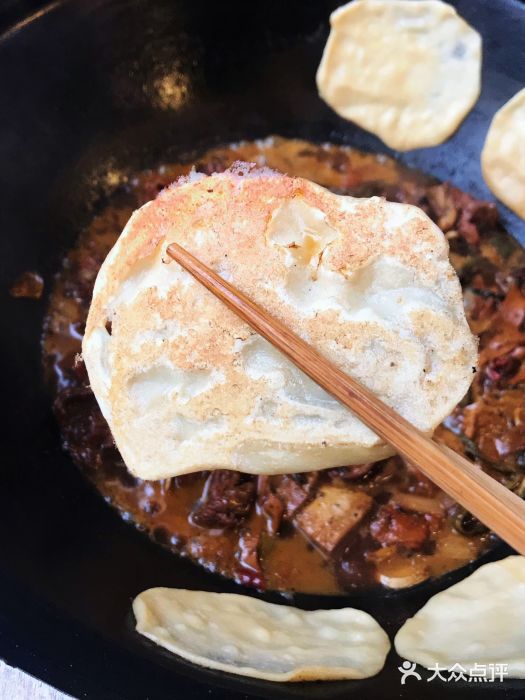 柴咕柴火地锅鸡贴饼图片