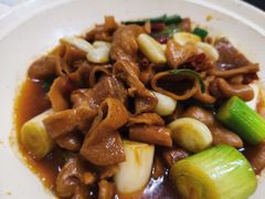 地道红烧肥肠-小鱼锅贴明光土菜