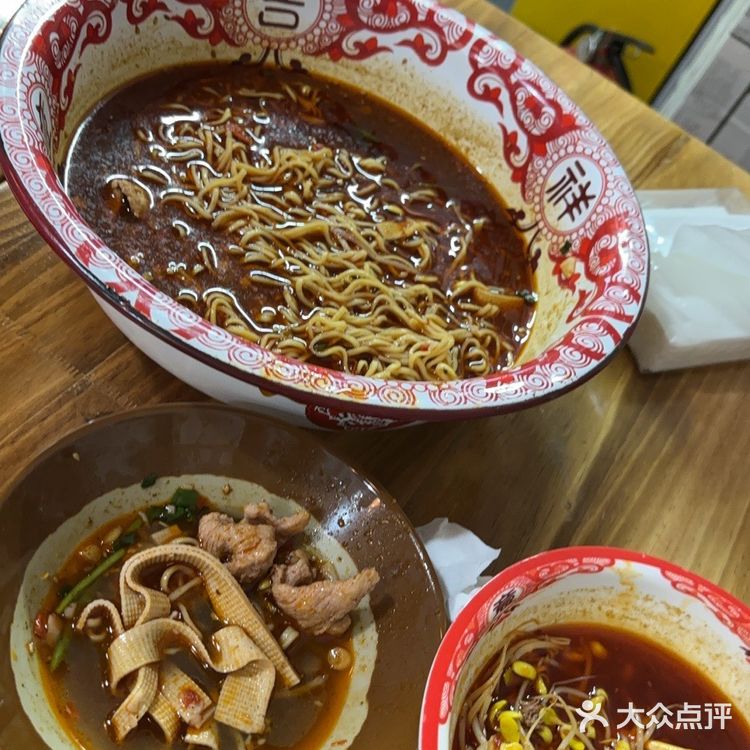 这家四川冒菜绝了！毛血旺麻辣鲜香，鸭血嫩滑Q弹