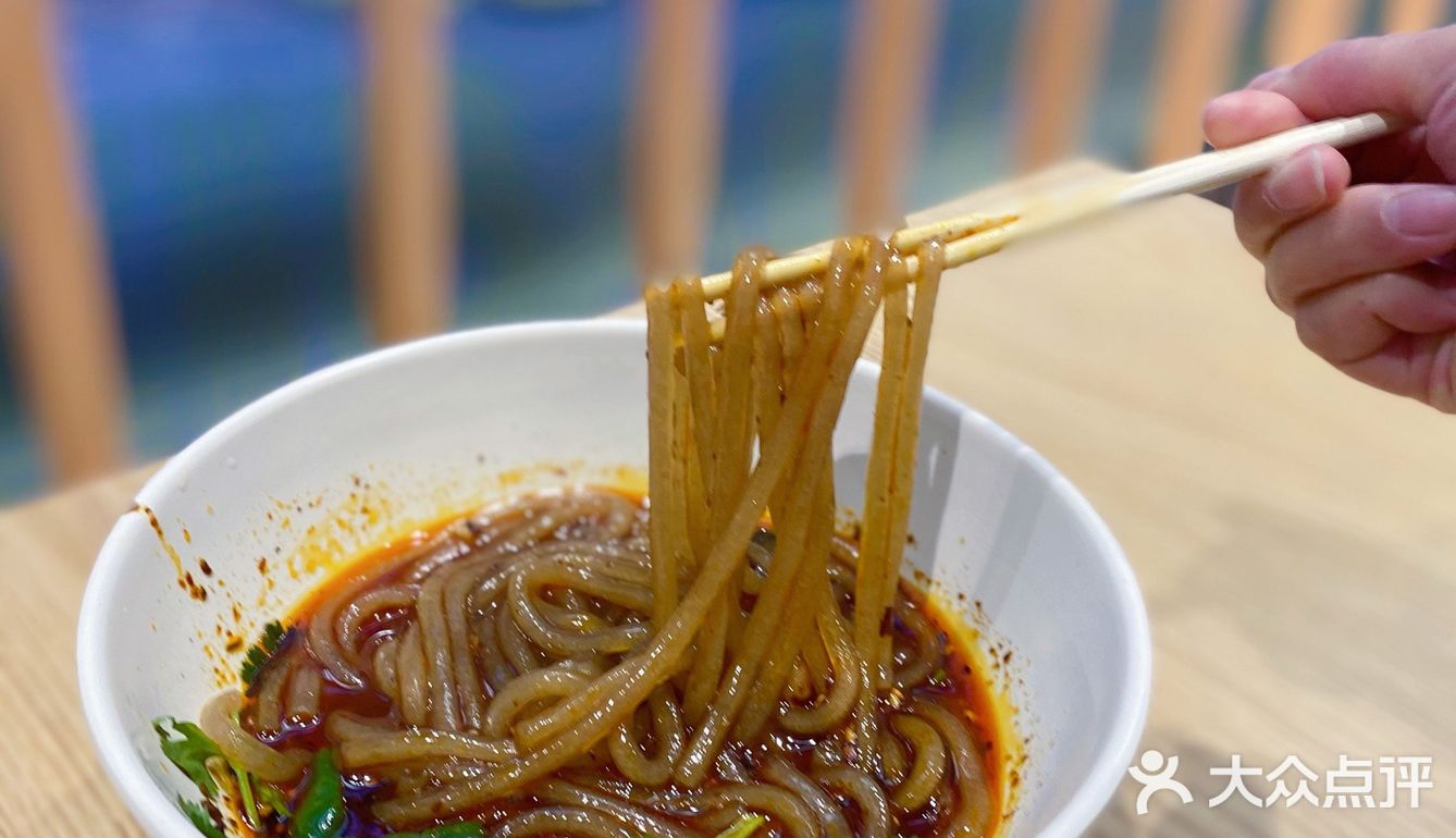 李子坝轻轨站的好又来酸辣粉