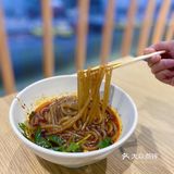 李子坝轻轨站的好又来酸辣粉