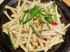 -帅巴人舅母子腊蹄民俗村