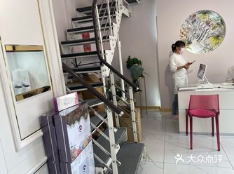大众点评中了霸王餐。很幸运的。环境还可以。以白色调为