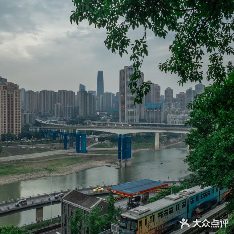 重庆李子坝附近藏着一条小众观景步道：新都巷步道