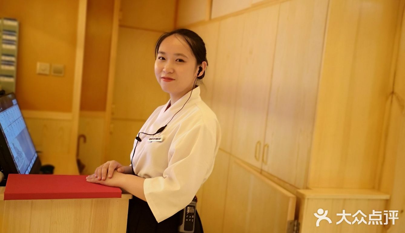 牛眼肉和五花肉肥瘦相间，经服务员的烤炙，香气扑鼻