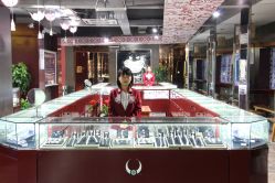 点击看大图 店内环境-凤凰县苗族银饰锻制技艺传习所(凤凰古城步行街店)