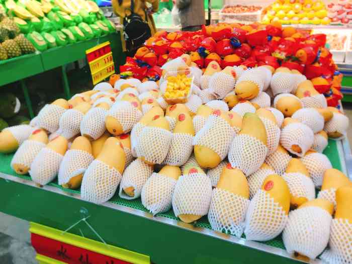 果唯伊(中山店)-"被这座榴梿山的壮观所吸引,于是驻足停留了.