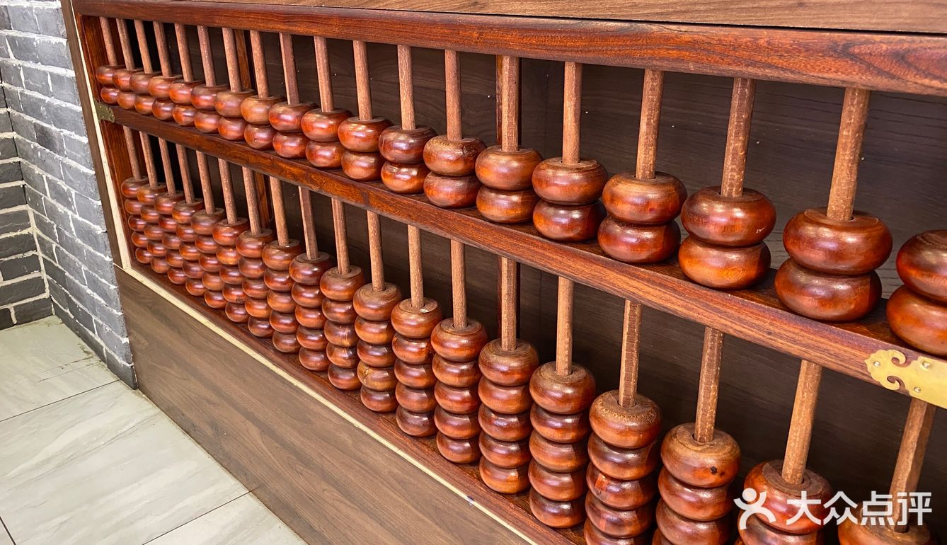 挺好找店里有7~8张桌子，干干净净的