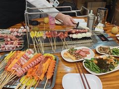 -哈尔滨小酒馆·鲜肉现穿自助烧烤(康新花园店)