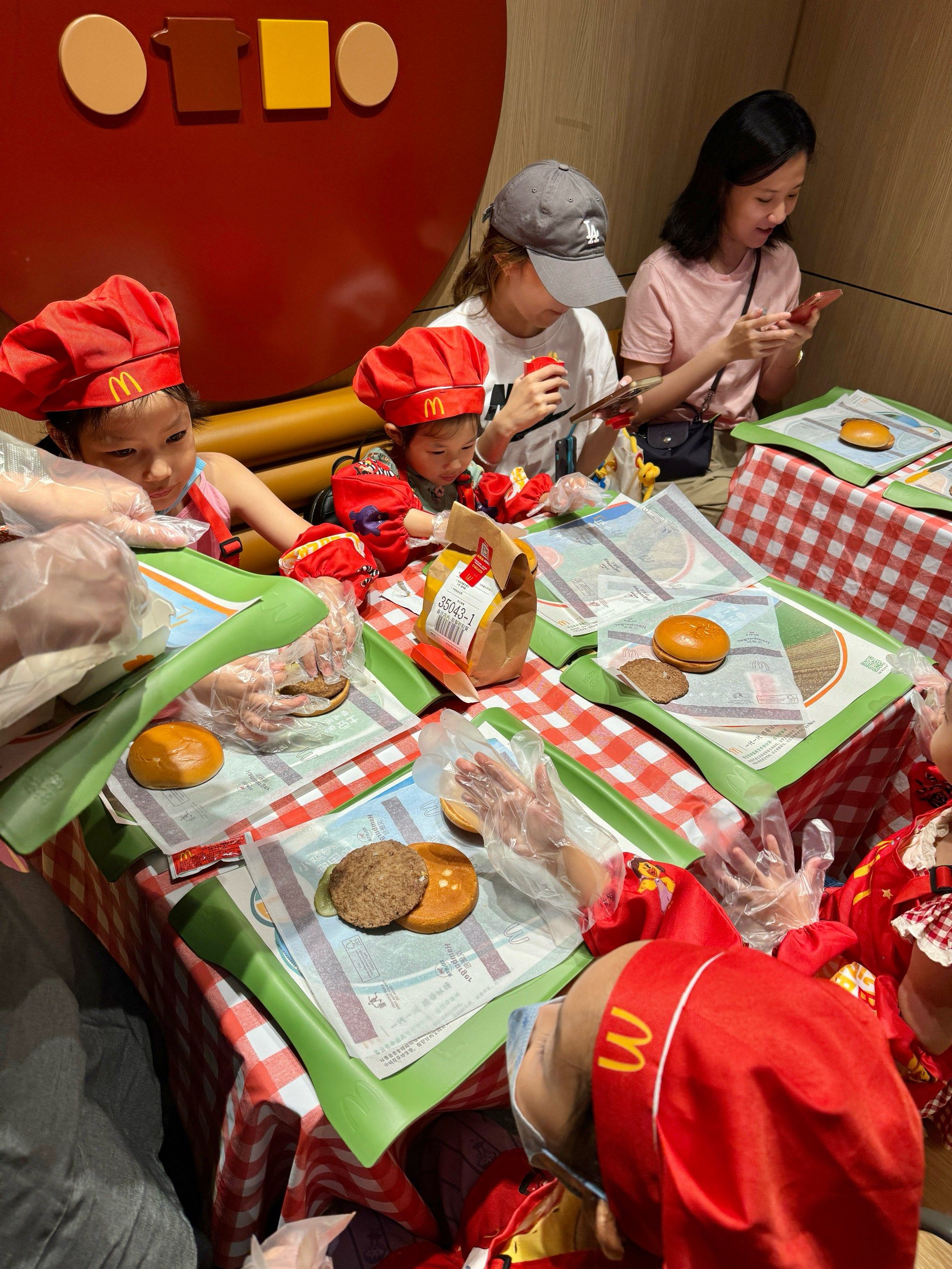 小朋友第一次在麦当劳🍔体验做汉堡包和参观