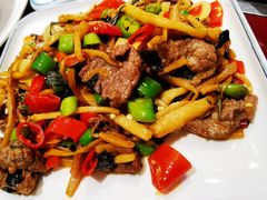 酸笋紫苏炒牛肉-屋顶花园餐厅(步行街老地王大厦店)