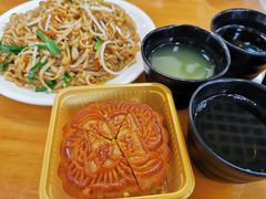 自带月饼-正宗普宁豆干坊·洪记砂锅粥(红领巾路店)